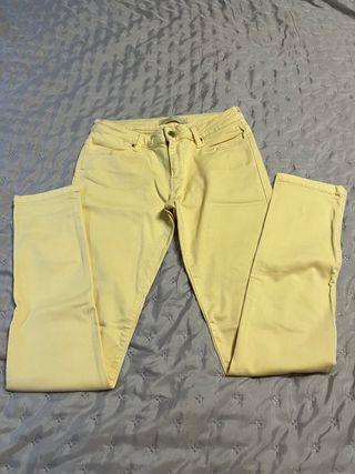 Pantalones amarillos