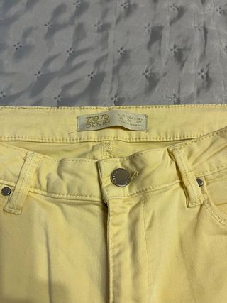 Pantalones amarillos