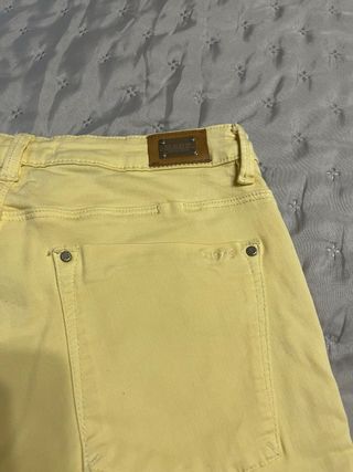 Pantalones amarillos