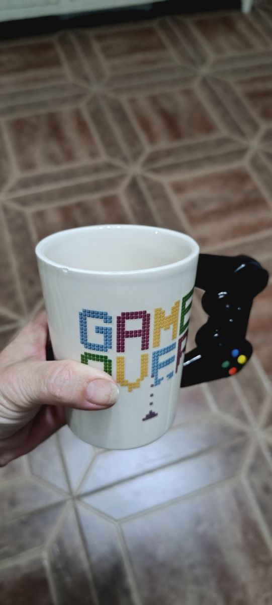 Taza Game Over con mango de mando
