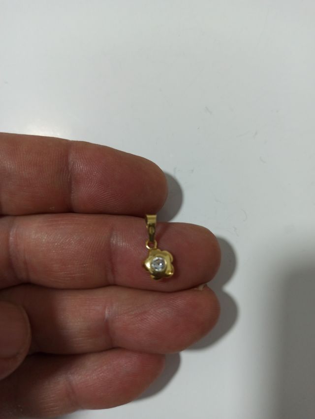 Ciondolo a forma di fiore in oro 18 Kl con zirconi