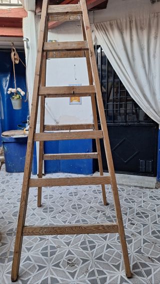 Escalera doble de madera antigua