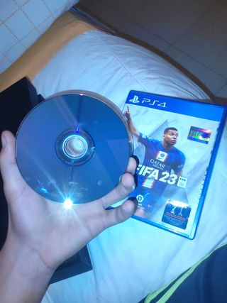 PS4 (PlayStation 4) Negra + FIFA 23+Mando