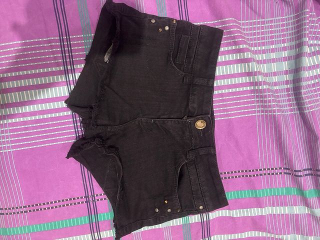 Shorts vaqueros negros desgastados