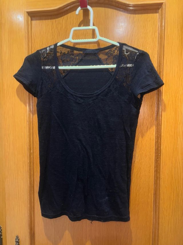 Camiseta negra con encaje