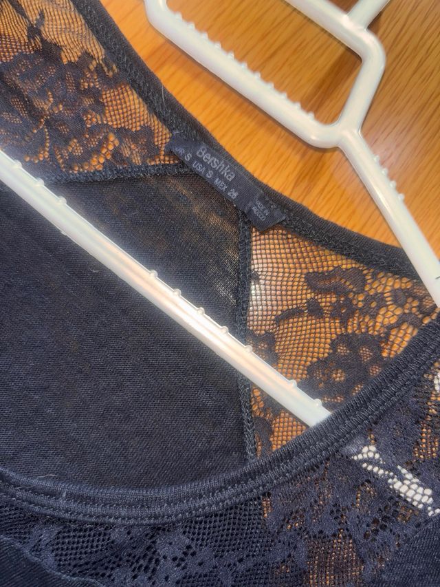 Camiseta negra con encaje