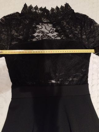 Vestido negro con encaje manga larga.
