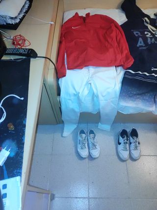 Conjunto Ropa Deportiva Roja, blanca ,negra
