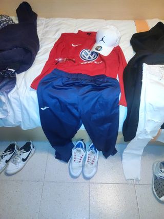 Conjunto Ropa Deportiva Roja, blanca ,negra
