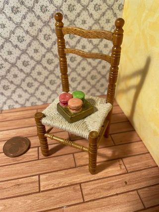 Vassoio con macarons per casa delle bambole