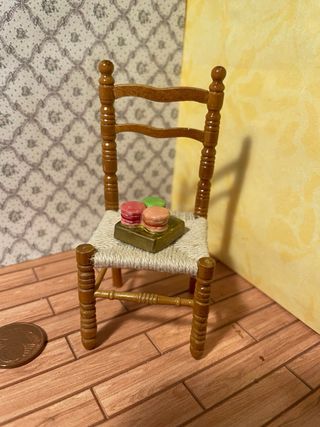 Vassoio con macarons per casa delle bambole