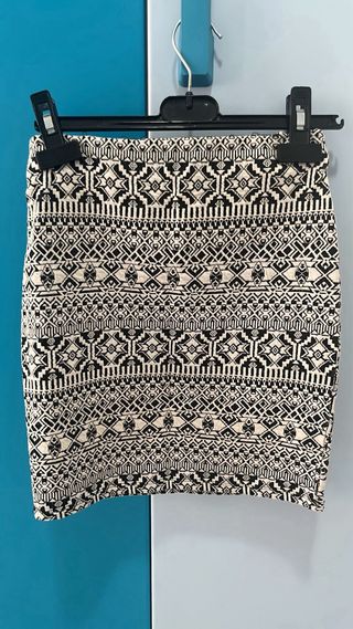 Falda estampada beige y negra