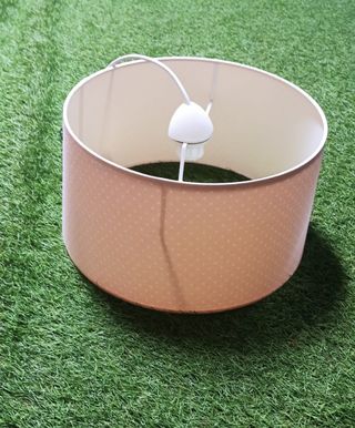Pantalla de lámpara de techo blanco y rosa