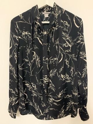 Blusa H&M negra con estampado floral