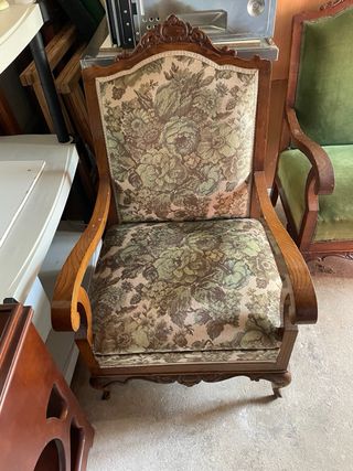 Sillón antiguo de madera y tela