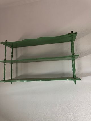 Estantería de madera verde