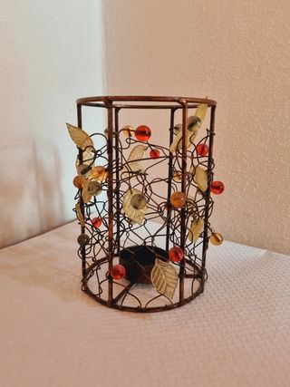 Portacandele decorativo con sfere e foglie