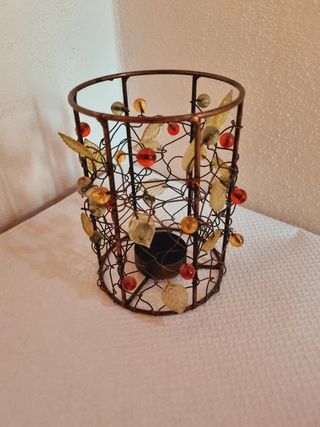 Portacandele decorativo con sfere e foglie