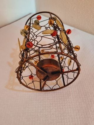 Portacandele decorativo con sfere e foglie