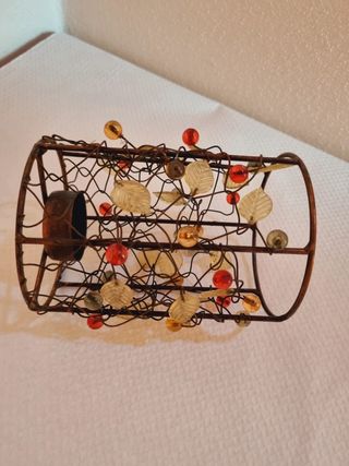 Portacandele decorativo con sfere e foglie