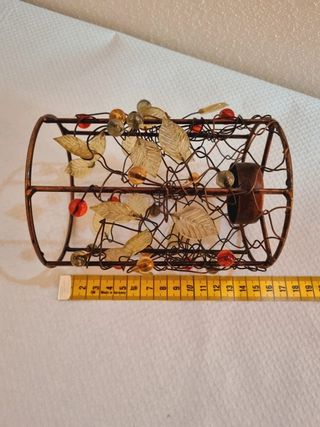 Portacandele decorativo con sfere e foglie