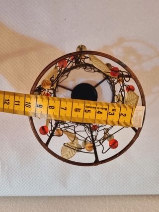 Portacandele decorativo con sfere e foglie