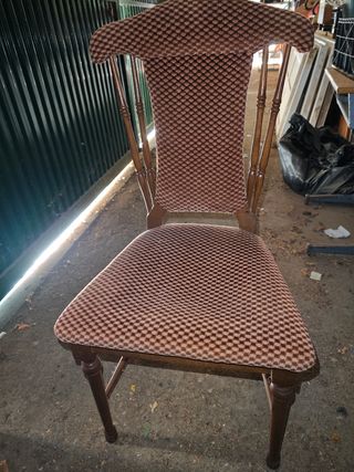 dos Sillas y una mecedora antigua de madera 