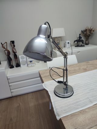 Lámpara de escritorio acero inoxidable.