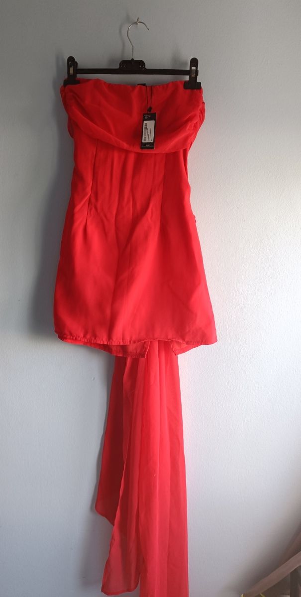 Vestido rojo PrettyLittleThing con corazón