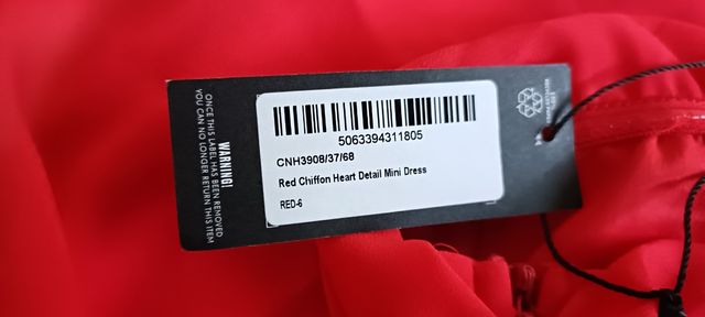 Vestido rojo PrettyLittleThing con corazón