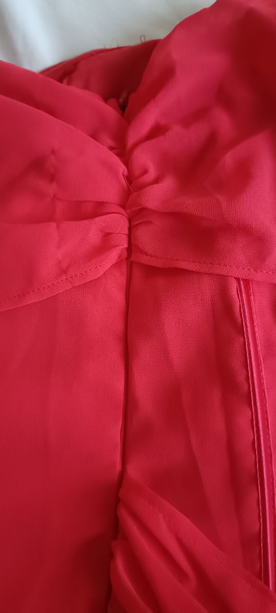 Vestido rojo PrettyLittleThing con corazón