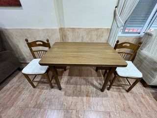 Mesa de madera con 2 sillas