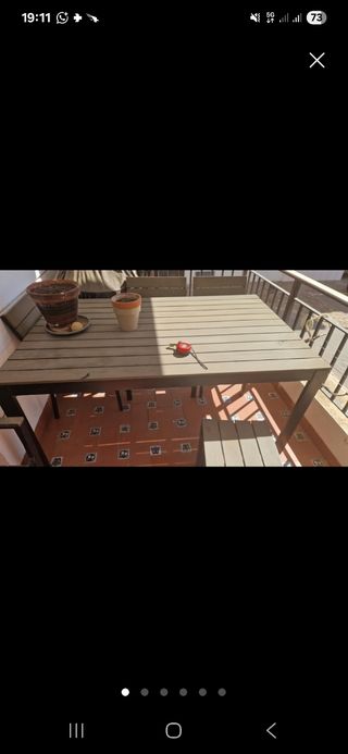 Mesa de jardín Ikea simulando madera marrón