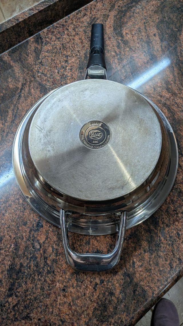 Sartén AMC con tapadera, mango y pomo