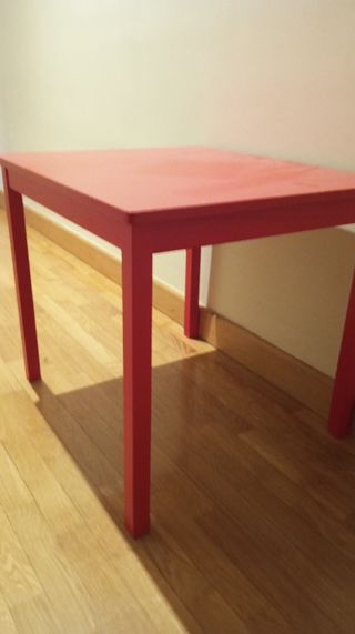 Mesa baja roja Ikea