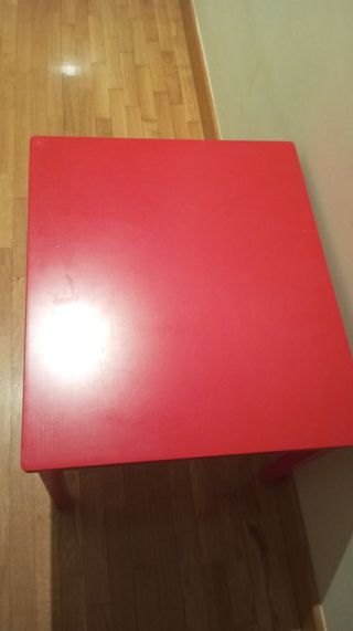 Mesa baja roja Ikea