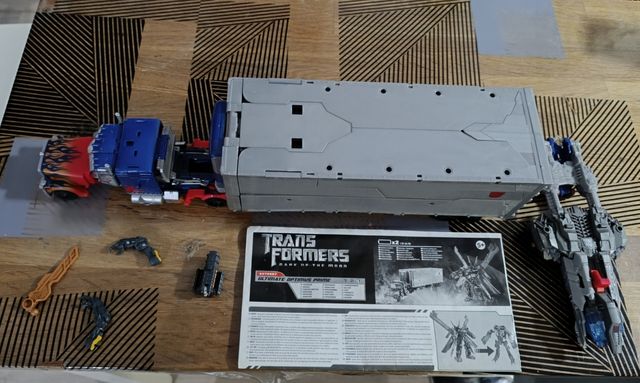 Transformers. Optimus Prime Ultimate