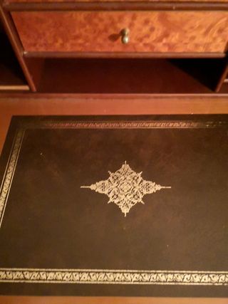 Escritorio de madera con persiana