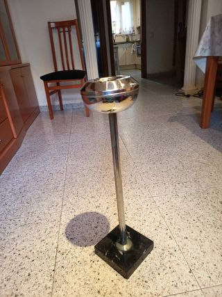 Cenicero de pie antiguo