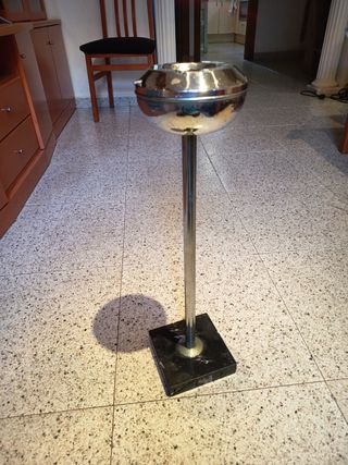 Cenicero de pie antiguo