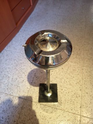 Cenicero de pie antiguo