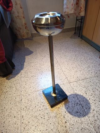 Cenicero de pie antiguo