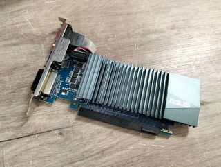 ASUS GeForce GT 710-SL-1GD5 Tarjeta Gráfica 1GB