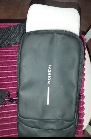 Mochila Sling con Contraseña Negra