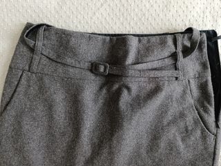 Falda gris con cinturón Benetton