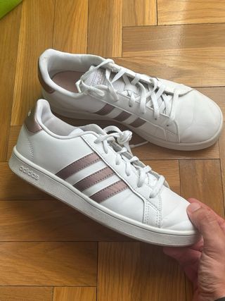 Zapatillas Adidas Court Blancas y Doradas