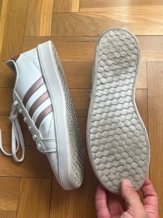 Zapatillas Adidas Court Blancas y Doradas