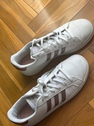 Zapatillas Adidas Court Blancas y Doradas