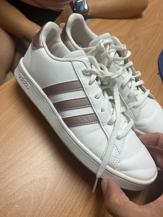 Zapatillas Adidas Court Blancas y Doradas
