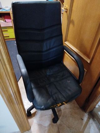 Silla de oficina giratoria negra elevable